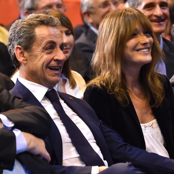 Nicolas Sarkozy et sa femme Carla Bruni-Sarkozy très complices lors d'un meeting à Marseille - Nicolas Sarkozy, l'ancien président de la république française, en meeting à la salle Vallier à Marseille pour la campagne des primaires des Républicains en vue de l'élection présidentielle de 2017, le 27 octobre 2016. © Bruno Bebert/Bestimage