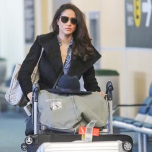 Meghan Markle arrive à l'aéroport de Vancouver pour les vacances de Noël, le 25 décembre 2015.