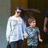 Kourtney Kardashian à la sortie d'un immeuble avec son fils Mason Disick et accompagnée de son garde du corps à Los Angeles, le 1er novembre 2016