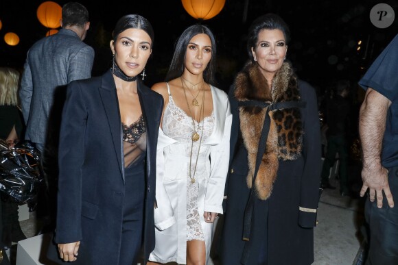 Kourtney Kardashian, Kim Kardashian et leur mère Kris Jenner au défilé de mode "Givenchy", collection prêt-à-porter Printemps-Eté 2017 lors de la Fashion Week de Paris, France, le 2 October 2016. © Olivier Borde/Bestimage
