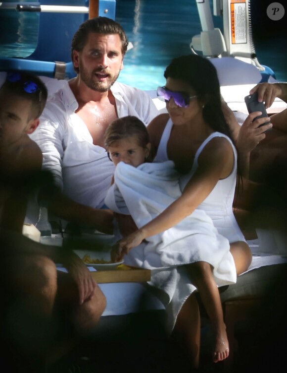Kourtney Kardashian, Penelope Disick, Scott Disick au bord de la piscine de leur hôtel à Miami Le 16 septembre 2016