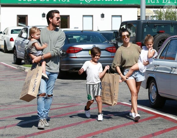 Kourtney Kardashian et son ex compagnon Scott Disick se promènent avec leurs enfants Mason, Penelope et Reign à Malibu, le 5 juin 2016 tt anymore.05/06/2016 - Malibu