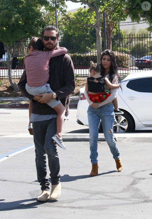Kourtney Kardashian avec son ex compagnon Scott Disick et leurs enfants Mason et Penelope arrivent sur le tournage de "Keeping Up With The Kardashians" à Los Angeles le 1er Avril 2016.