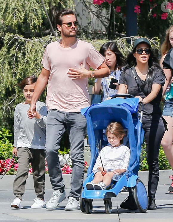 Exclusif - Kourtney Kardashian et Scott Disick se retrouvent le temps d'une après-midi au Studio Universal avec les enfants le 18 mars 2016.