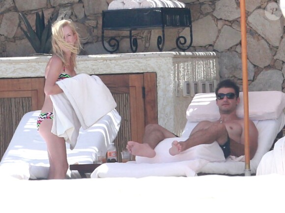 Exclusif - Angela Kinsey se relaxe avec son compagnon sur une plage au Mexique, le 9 juillet 2014