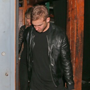 Taylor Swift et le DJ Calvin Harris confirment leur relation amoureuse en sortant main dans la main du club Troubadour à West Hollywood. Le 2 avril 2015