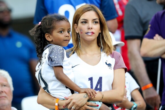 Isabelle Malice (la compagne de Blaise Matuidi) et sa fille Naëlle lors du match de l'Euro 2016 Allemagne-France au stade Vélodrome à Marseille, France, le 7 juillet 2016.