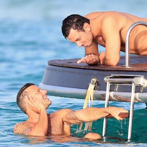 Ricky Martin avec son compagnon Jwan Yosef et le mannequin Esther Canadas en vacances sur un yacht à Ibiza en Espagne le 5 septembre 2016.