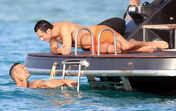 Ricky Martin avec son compagnon Jwan Yosef et le mannequin Esther Canadas en vacances sur un yacht à Ibiza en Espagne le 5 septembre 2016.
