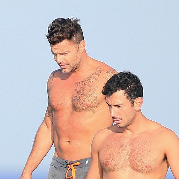 Ricky Martin avec son compagnon Jwan Yosef et le mannequin Esther Canadas en vacances sur un yacht à Ibiza en Espagne le 5 septembre 2016.