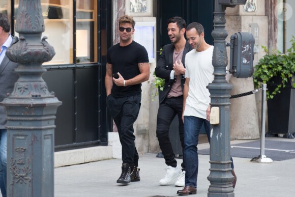 Exclusif - Ricky Martin et son compagnon Jwan Yosef sortent déjeuner au Costes à Paris le 25 juin 2016.