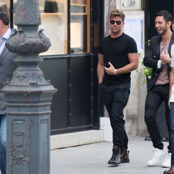 Exclusif - Ricky Martin et son compagnon Jwan Yosef sortent déjeuner au Costes à Paris le 25 juin 2016.