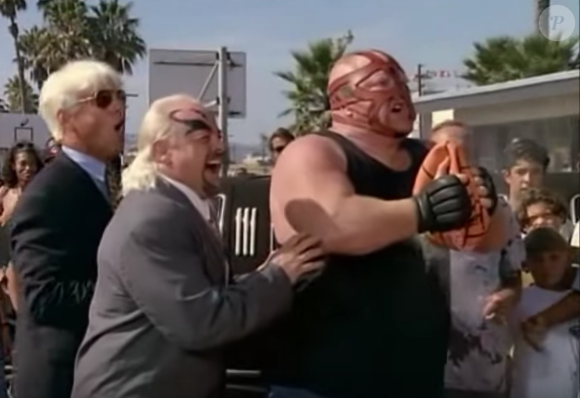 Leon White, alias Big Van Vader, lors de son apparition avec ses collègues stars du catch Hulk Hogan Macho Man et Ric Flair dans un épisode d'Alerte à Malibu en 1996.