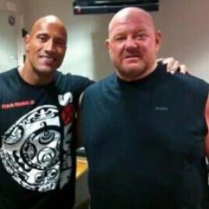 Leon White, alias Big Van Vader dans le monde du catch, avec Dwayne 'The Rock' Johnson. Photo de son compte Twitter, 2016.