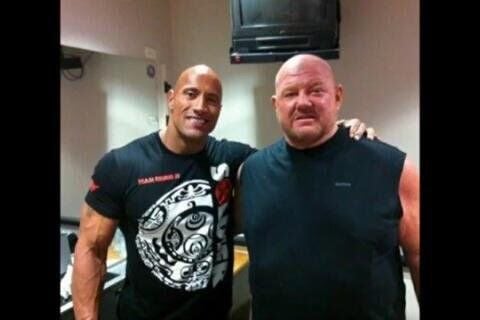 Leon White, alias Big Van Vader dans le monde du catch, avec Dwayne 'The Rock' Johnson. Photo de son compte Twitter, 2016.