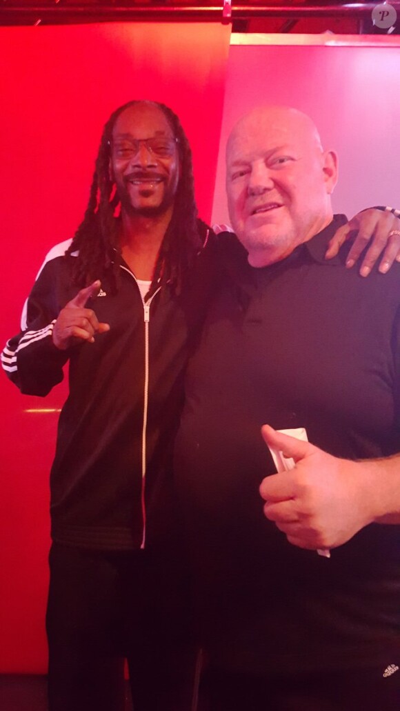 Leon White, alias Big Van Vader dans le monde du catch, avec Snoop Dogg. Photo de son compte Twitter.