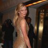Karlie Kloss, habillée d'une robe Michael Kors Collection, arrive à la soirée L'Oreal Paris Women of Worth au Pierre Hotel. New York, le 16 novembre 2016.