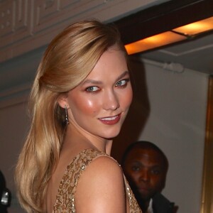 Karlie Kloss, habillée d'une robe Michael Kors Collection, arrive à la soirée L'Oreal Paris Women of Worth au Pierre Hotel. New York, le 16 novembre 2016.