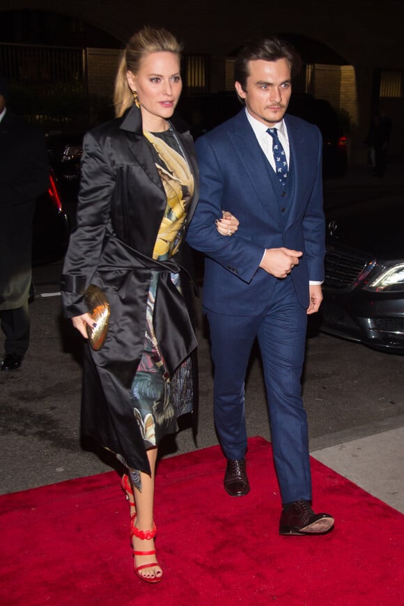 Rupert Friend et Aimee Mullins - Soirée L'Oreal Paris Women of Worth au Pierre Hotel. New York, le 16 novembre 2016.