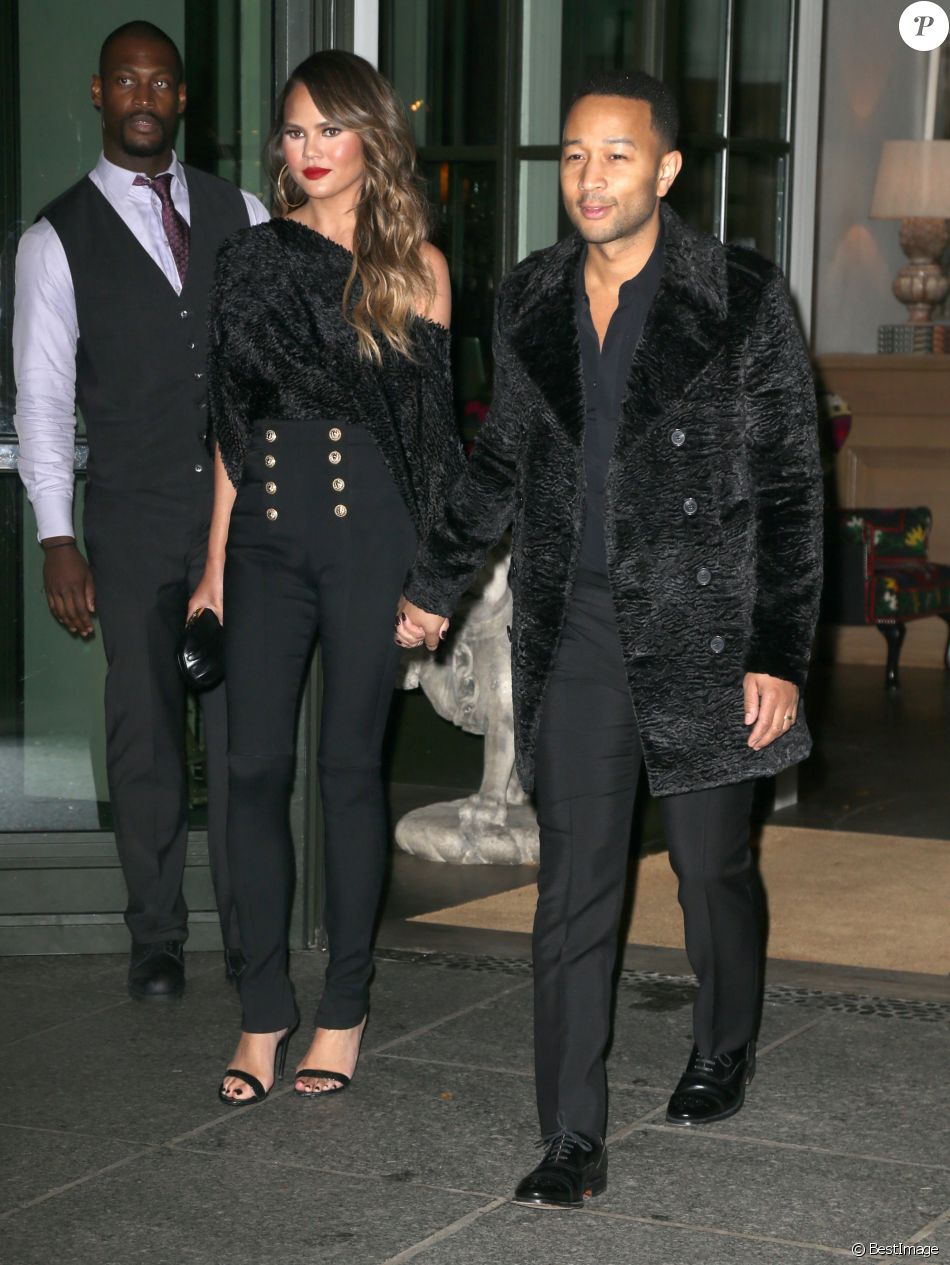 Chrissy Teigen (et son mari John Legend) de sortie à New York, porte un  pantalon Balmain et des sandales Tom Ford. Le 15 novembre 2016. - Purepeople