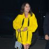 Marion Cotillard, enceinte à New York, porte un pull à capuche jaune et une chemise à carreaux Marques Almeida (collection automne-hiver 2016-17), et des bottines Louis Vuitton (collection printemps-été 2017). Le 16 novembre 2016.