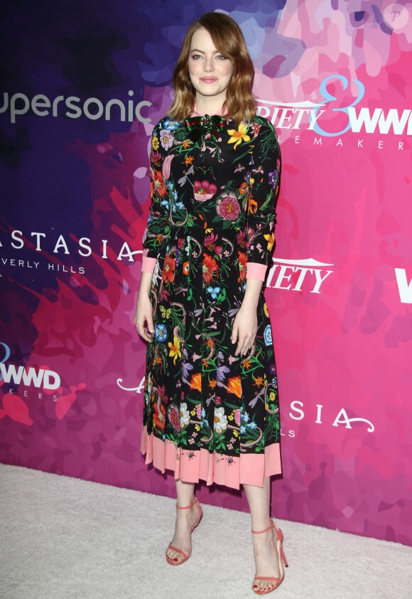 Emma Stone assiste à la 2ème édition des "StyleMakers Awards" au Quixote à West Hollywood, habillée d'une robe Gucci (collection croisière 2017) et de sandales Stuart Weitzman. Los Angeles, le 17 novembre 2016.