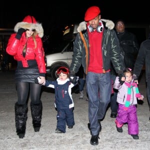 Mariah Carey, son mari Nick Cannon et leurs jumeaux Moroccan et Monroe sortent se promener a Aspen, le 23 decembre 2013 ou ils passent quelques jours.