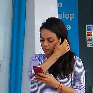 Mila Kunis enceinte se promène à Studio City le 15 novembre 2016.