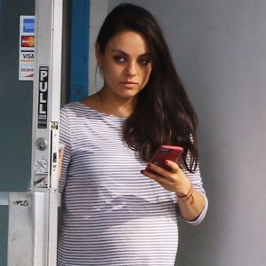 Mila Kunis enceinte se promène à Studio City le 15 novembre 2016.