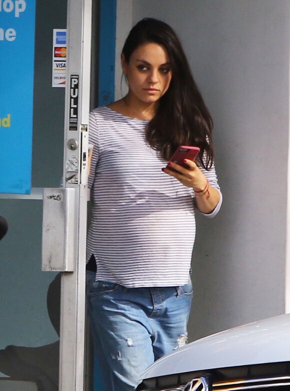 Mila Kunis enceinte se promène à Studio City le 15 novembre 2016.