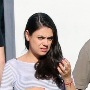 Ashton Kutcher, sa femme Mila Kunis très enceinte et sa fille Wyatt sont allés prendre le petit déjeuner en famille à Beverly Hills, le 13 novembre 2016