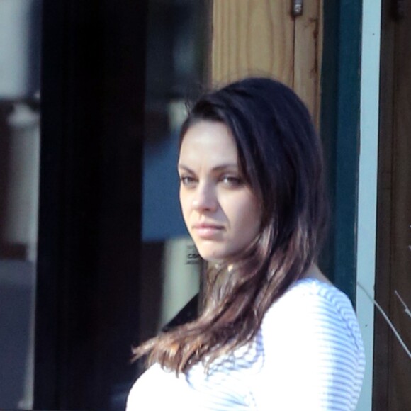 Ashton Kutcher, sa femme Mila Kunis très enceinte et sa fille Wyatt sont allés prendre le petit déjeuner en famille à Beverly Hills, le 13 novembre 2016