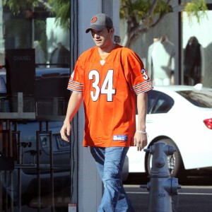 Ashton Kutcher, sa femme Mila Kunis très enceinte et sa fille Wyatt sont allés prendre le petit déjeuner en famille à Beverly Hills, le 13 novembre 2016