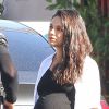 Mila Kunis très enceinte discute avec un agent de police dans les rues de Los Angeles, le 7 novembre 2016