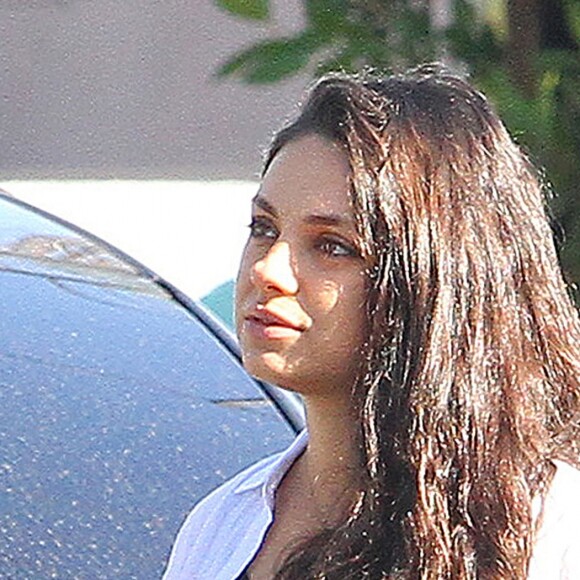 Mila Kunis très enceinte discute avec un agent de police dans les rues de Los Angeles, le 7 novembre 2016