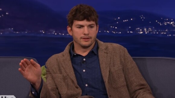 Ashton Kutcher sur le plateau du talk show de Conan O'Brien le 16 novembre 2016
