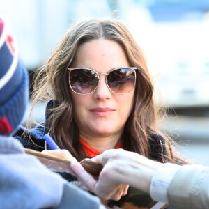 Marion Cotillard, enceinte, quitte son hôtel à New York emmitouflée dans une grosse veste en laine et fourrure, le 16 novembre 2016