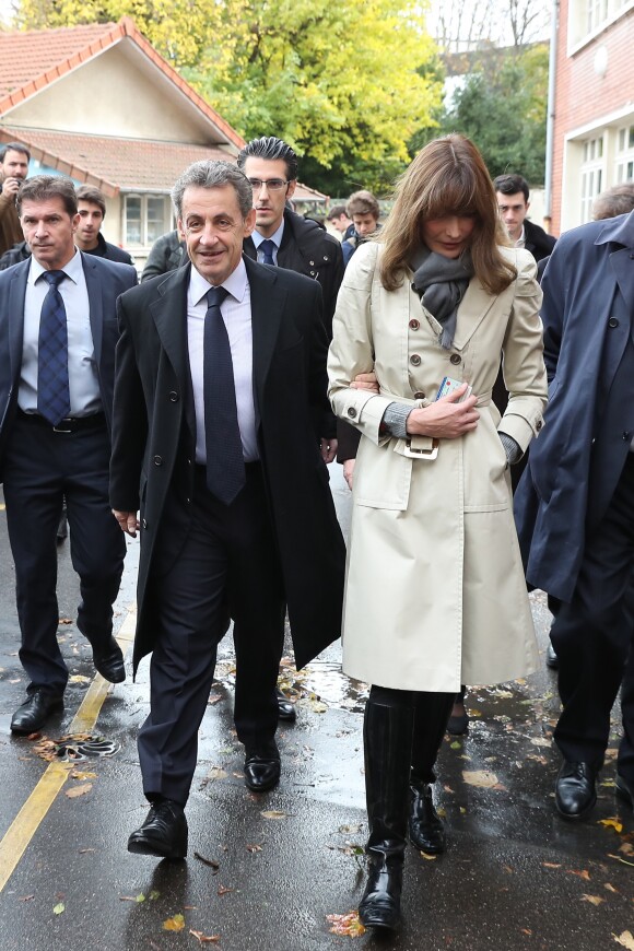 Nicolas Sarkozy et sa femme Carla Bruni votent pour les primaires de la droite et du centre à Paris dans le 16e arrondissement le 20 novembre 2016. © Cyril Moreau / Bestimage