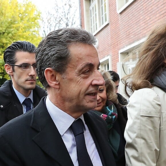 Nicolas Sarkozy et sa femme Carla Bruni votent pour les primaires de la droite et du centre à Paris dans le 16e arrondissement le 20 novembre 2016. © Cyril Moreau / Bestimage