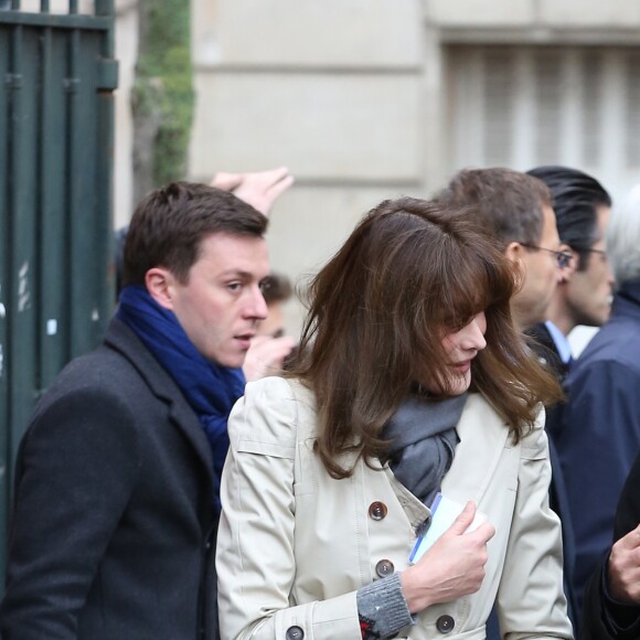 Nicolas Sarkozy et sa femme Carla Bruni votent pour les primaires de la droite et du centre à Paris dans le 16e arrondissement le 20 novembre 2016. © Cyril Moreau / Bestimage