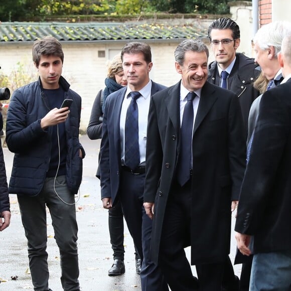 Nicolas Sarkozy et sa femme Carla Bruni, accompagnés de Claude Goasguen, votent pour les primaires de la droite et du centre à Paris dans le 16e arrondissement le 20 novembre 2016. © Cyril Moreau / Bestimage