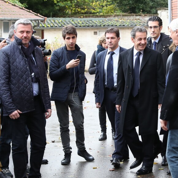 Nicolas Sarkozy et sa femme Carla Bruni votent pour les primaires de la droite et du centre à Paris dans le 16e arrondissement le 20 novembre 2016. © Cyril Moreau / Bestimage