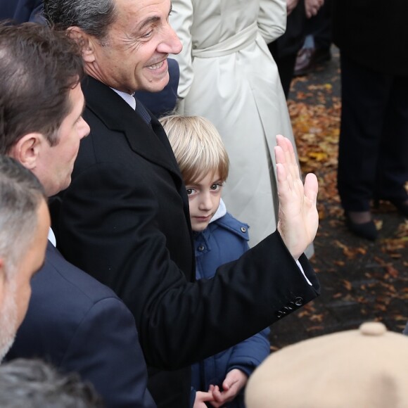 Nicolas Sarkozy et sa femme Carla Bruni votent pour les primaires de la droite et du centre à Paris dans le 16e arrondissement le 20 novembre 2016. © Cyril Moreau / Bestimage