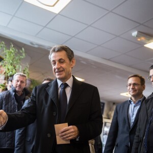 Nicolas Sarkozy vote pour les primaires de la droite et du centre dans une école du 16e arrondissement de Paris le 20 novembre 2016. © Pool / Hamilton / Bestimage