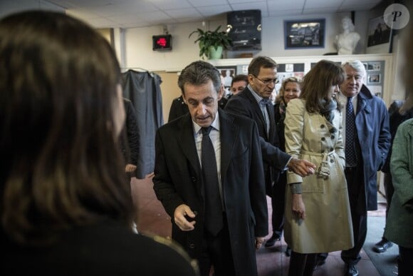 Nicolas Sarkozy et sa femme Carla votent pour les primaires de la droite et du centre dans une école du 16e arrondissement de Paris le 20 novembre 2016. © Pool / Hamilton / Bestimage