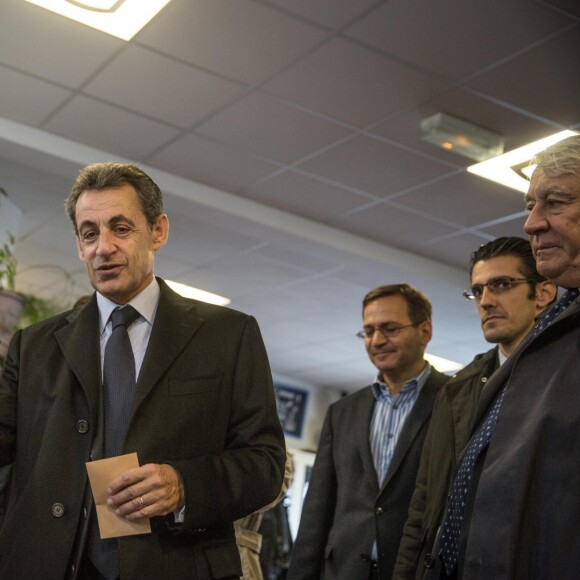 Nicolas Sarkozy vote pour les primaires de la droite et du centre dans une école du 16e arrondissement de Paris le 20 novembre 2016. © Pool / Hamilton / Bestimage