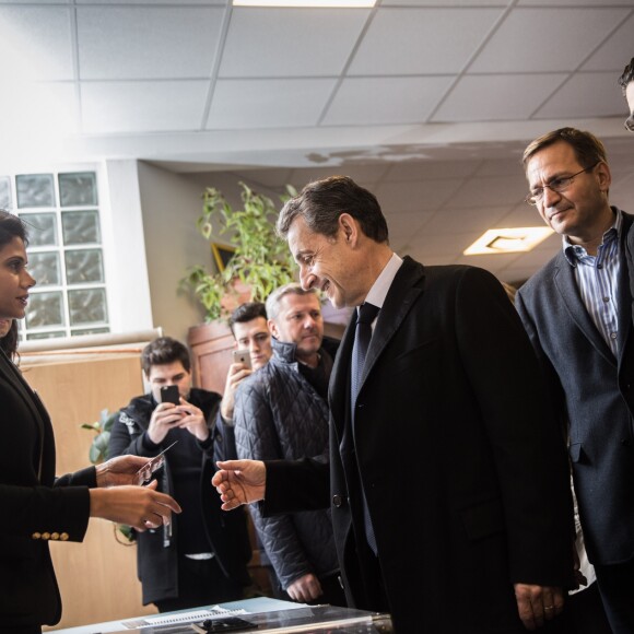 Nicolas Sarkozy vote pour les primaires de la droite et du centre dans une école du 16e arrondissement de Paris le 20 novembre 2016. © Pool / Hamilton / Bestimage