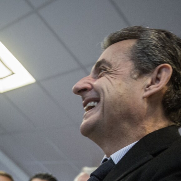Nicolas Sarkozy vote pour les primaires de la droite et du centre dans une école du 16e arrondissement de Paris le 20 novembre 2016. © Pool / Hamilton / Bestimage
