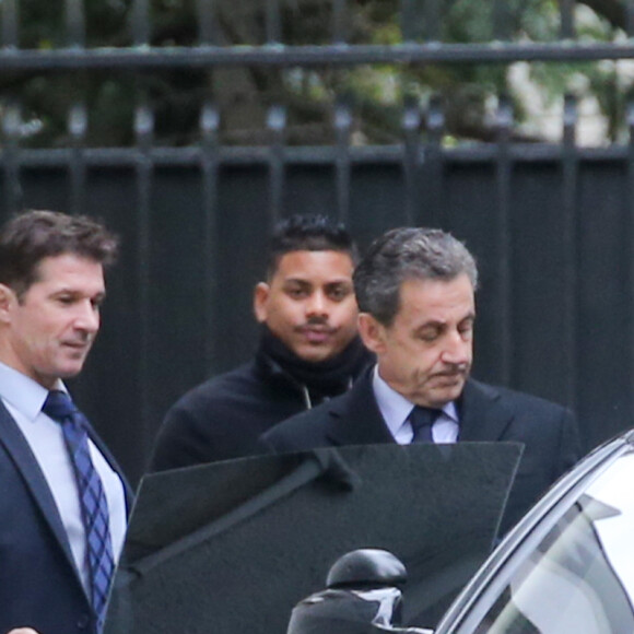 Exclusif - Nicolas Sarkozy et sa femme Carla Bruni-Sarkozy quittent leur domicile pour aller voter aux primaires de la droite et du centre à Paris dans le 16ème arrondissement le 20 novembre 2016.  Exclusive - For Germany please call for price No Web en Suisse / Belgique Former french president Nicolas Sarkozy and wife Carla leave their home in Paris and go to a polling station in Paris, on November 20, 2016 during the first round of the right-wing primaries ahead of the 2017 presidential election. French voters went to the polls on November 20 for the first round of a US-style primary to choose a rightwing candidate for next year's presidential elections.20/11/2016 - Paris