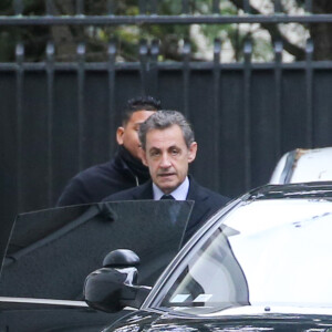 Exclusif - Nicolas Sarkozy et sa femme Carla Bruni-Sarkozy quittent leur domicile pour aller voter aux primaires de la droite et du centre à Paris dans le 16e arrondissement le 20 novembre 2016.